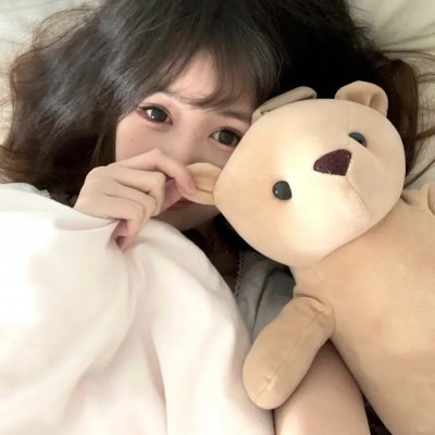 坐在酒吧里吃蛋糕